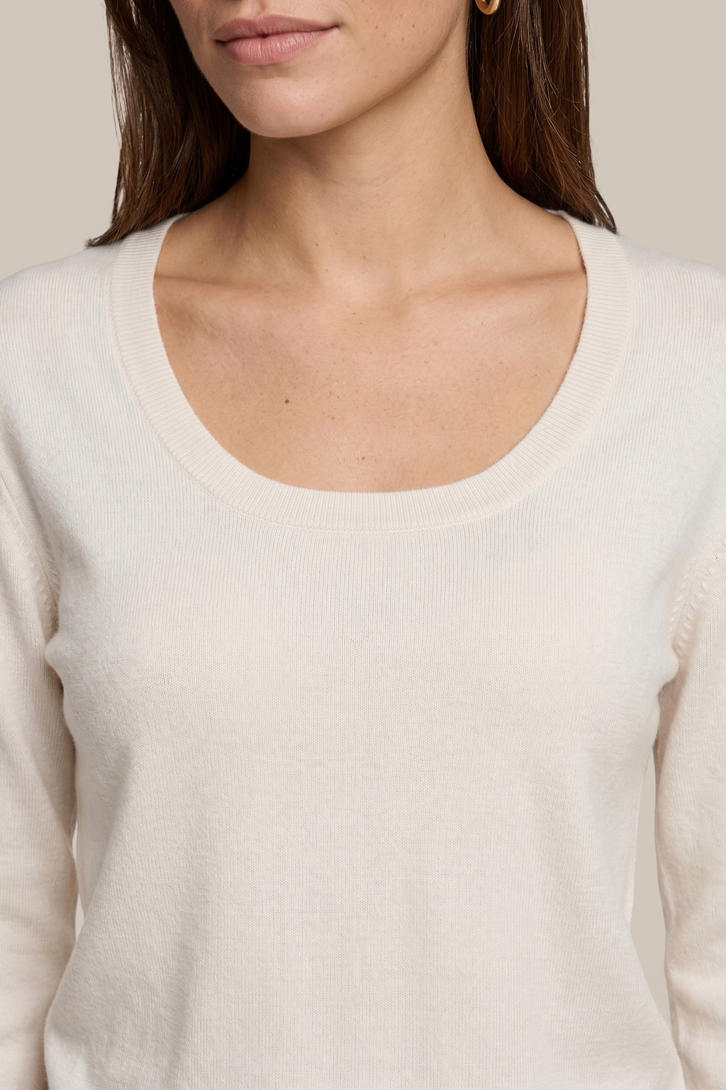 CS the Label beige 3/4-sleeve sweater on a woman, front view with round neckline and ribbed cuffs and hem”