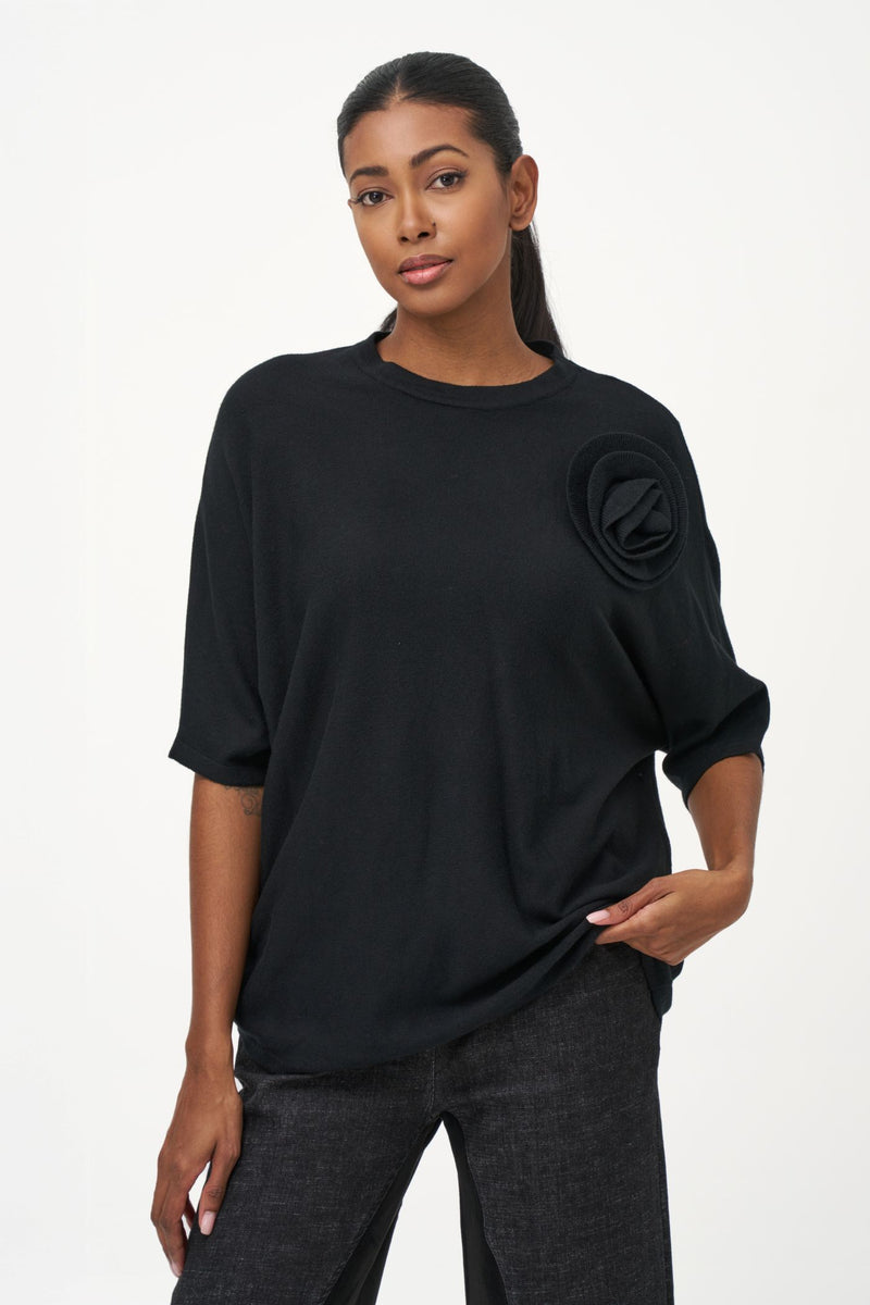 M Sweater w/Knit Flower Applique