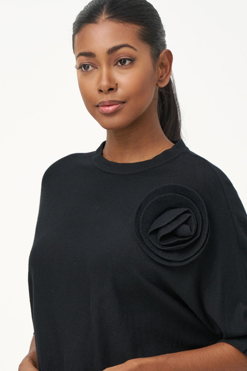 M Sweater w/Knit Flower Applique